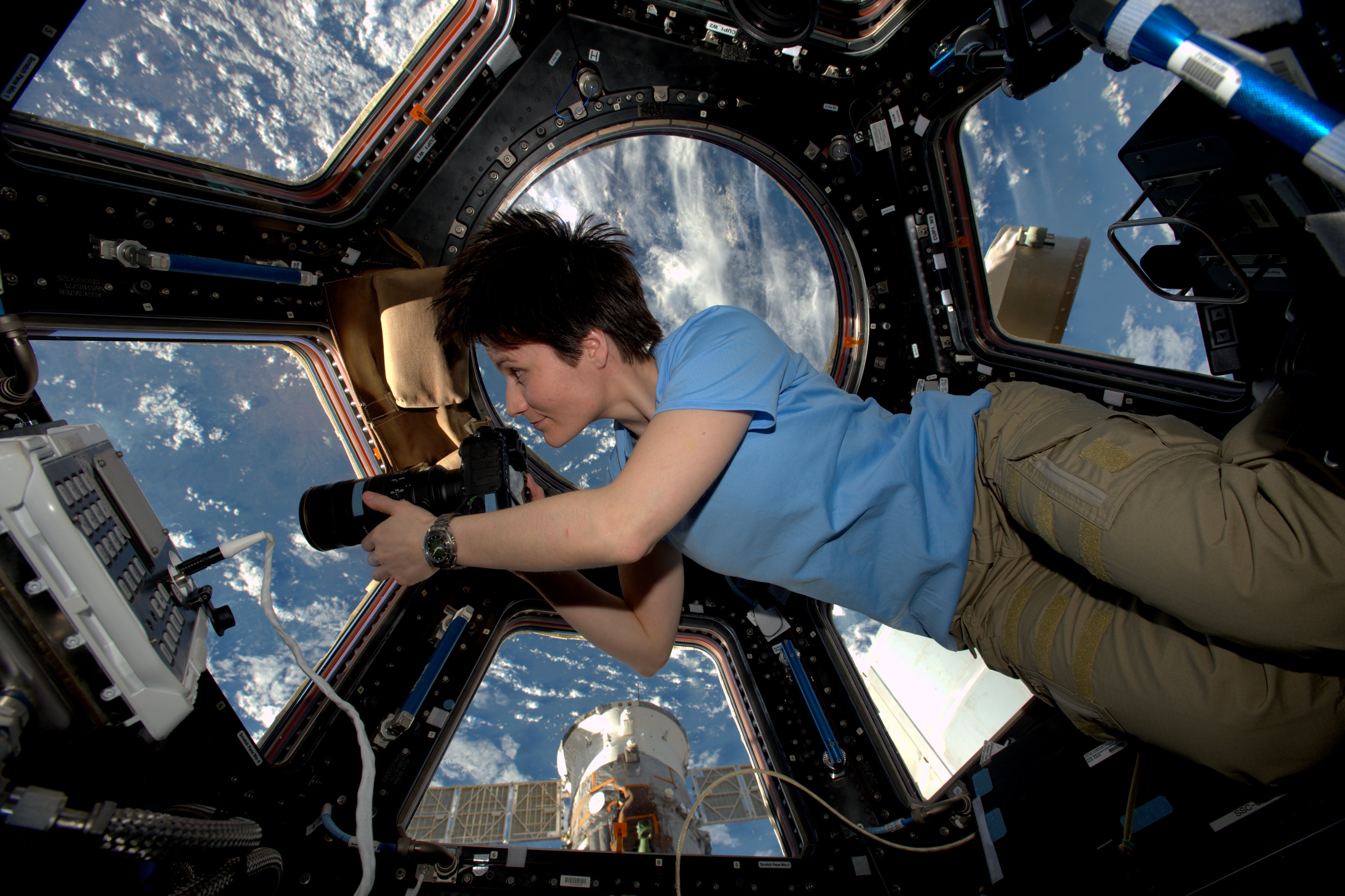 A bordo della Stazione Spaziale Internazionale Samantha Cristoforetti all'interno della cupola. Credits ESA - NASA - Thales Alenia Space/Master Image Programmes