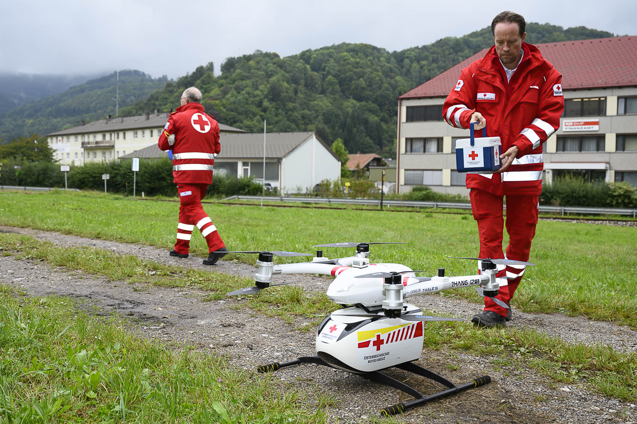 Red Cross tests delivery of blood bag by drone | Thales
