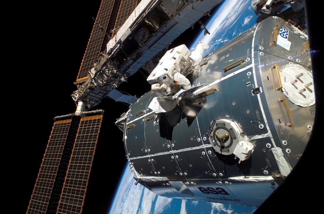 Visuale esterna del Columbus, durante un EVA, si notano le piattaforme di comunicazione con l'esterno. Credits: ESA/NASA