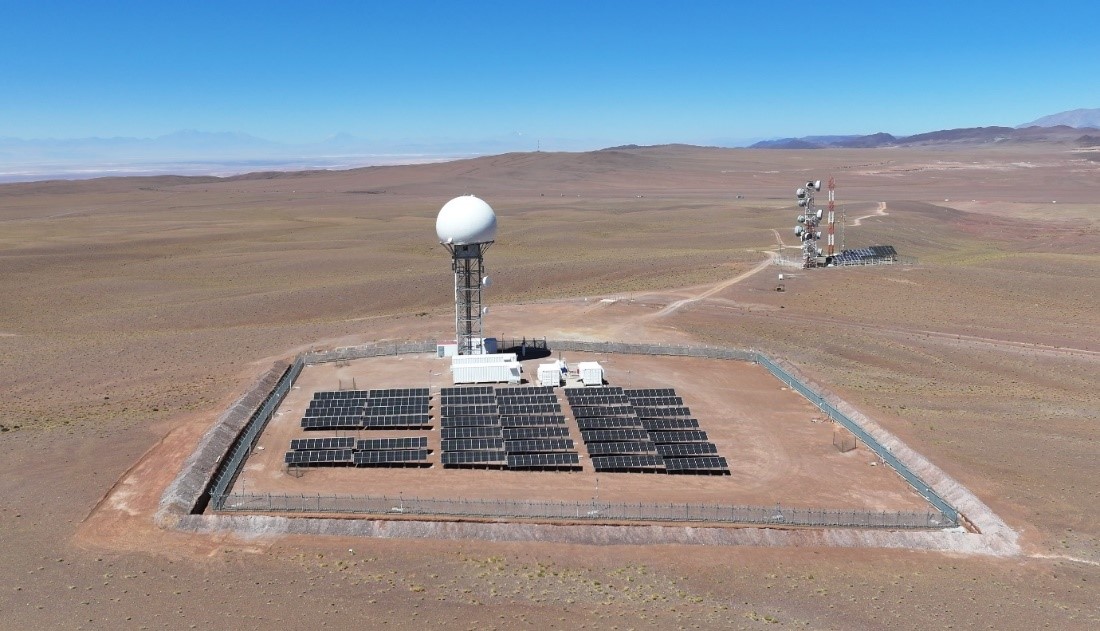 Thales y DGAC están operando la primera estación de radar de control de tráfico aéreo del mundo que funciona con energía solar en Calama, Chile.